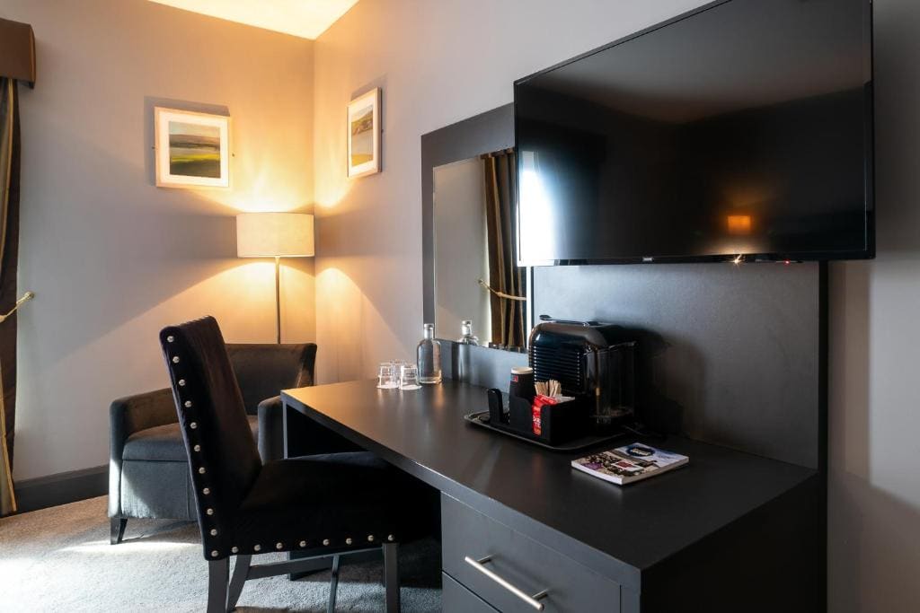 Deluxe Family Room room - Image 1