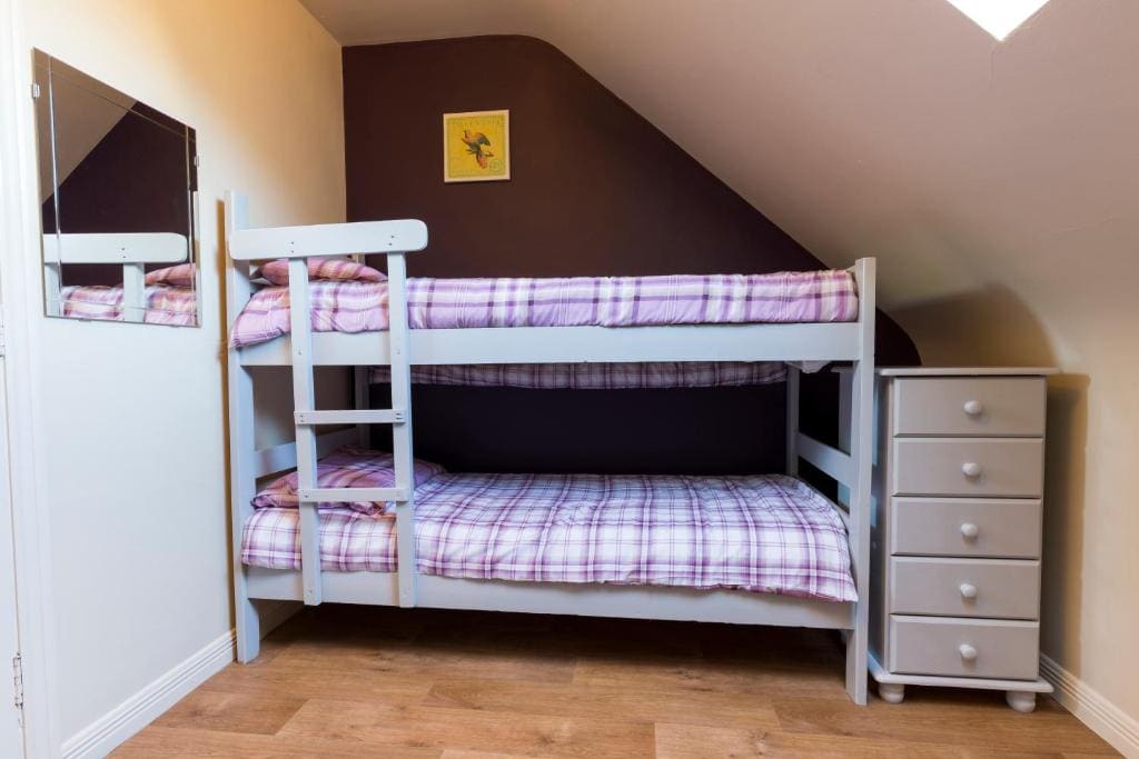 Classic Quadruple Room with Shared Bathroom room - Image 2