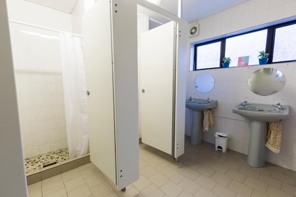 Classic Quadruple Room with Shared Bathroom room - Image 3