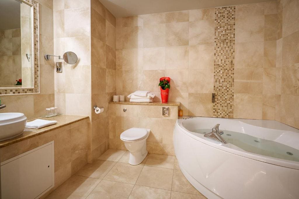 Deluxe Double Room with Balcony room - Image 2