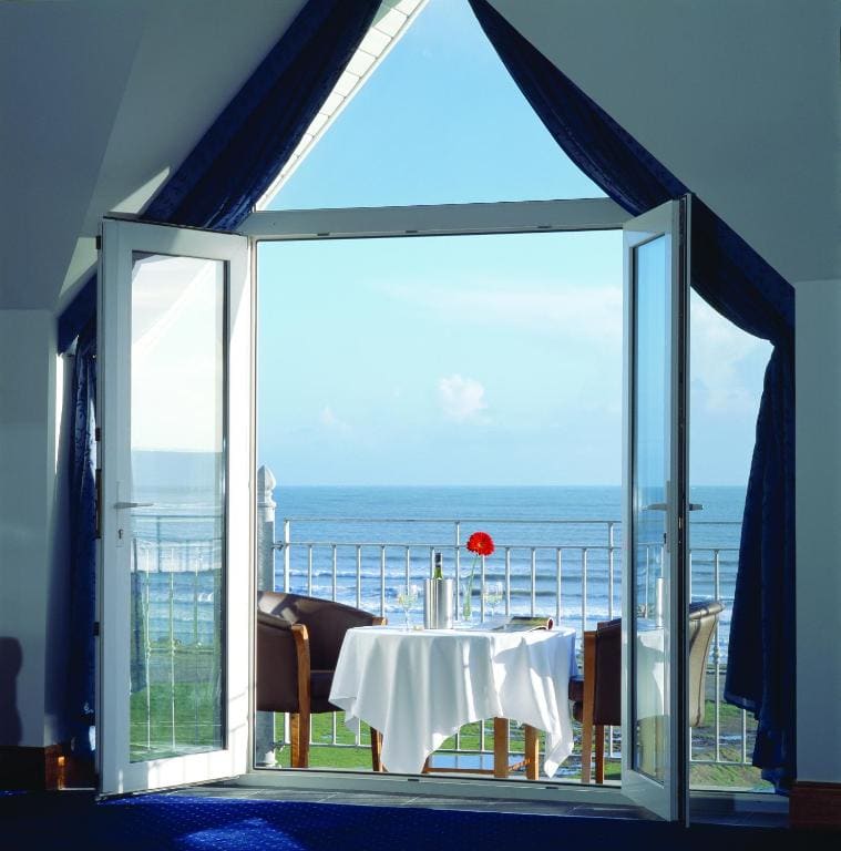 Superior Double Room with Sea View room - Image 3