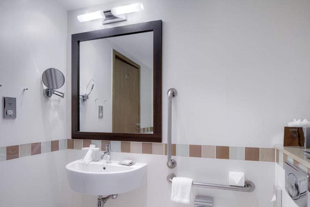 Twin Room - Mobility Accessible room - Image 3