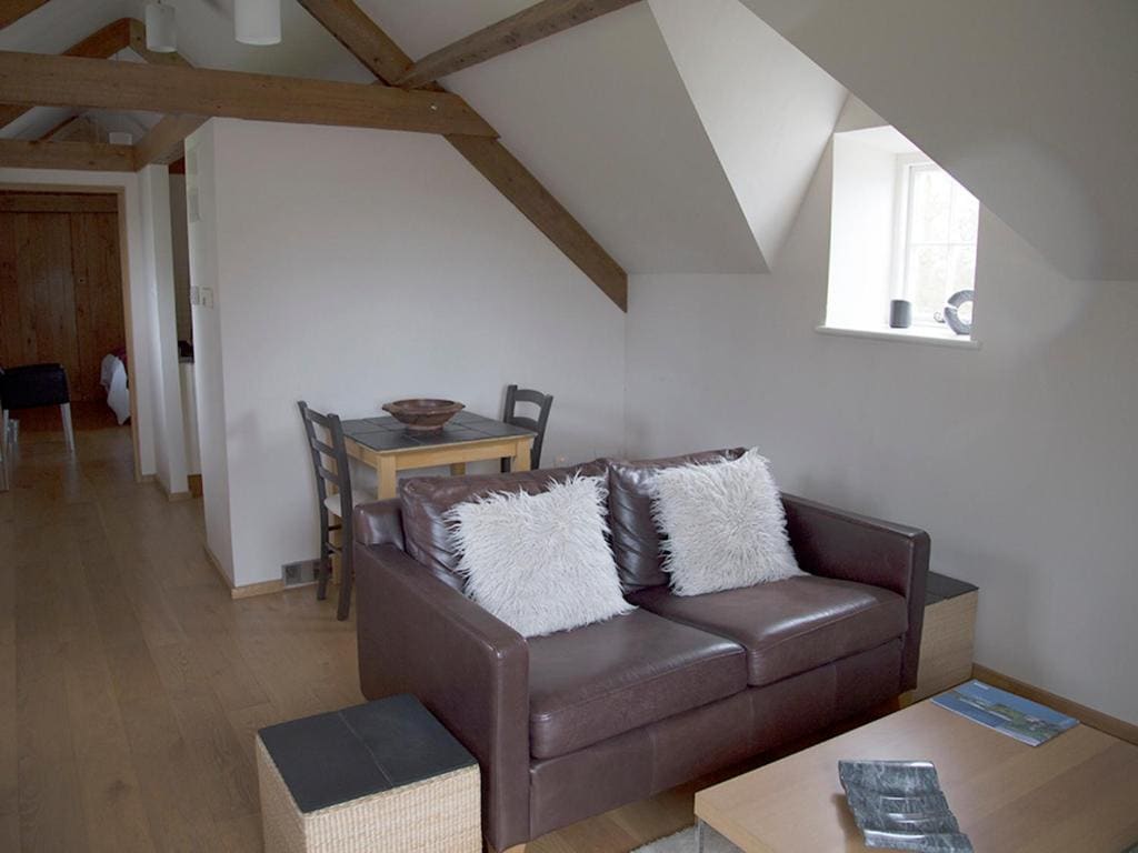 One-Bedroom Apartment with Courtyard View room - Image 1