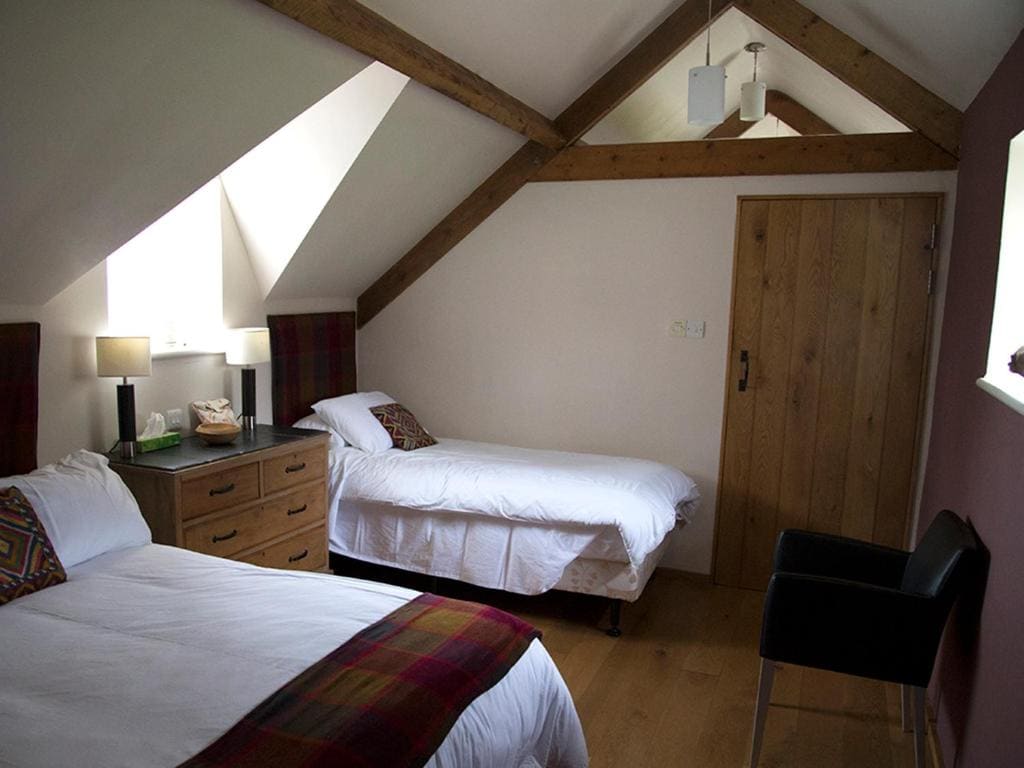 One-Bedroom Apartment with Courtyard View room - Image 2