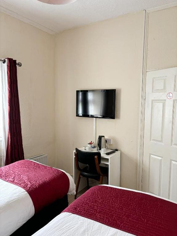 Triple Room with Private Bathroom room - Image 3