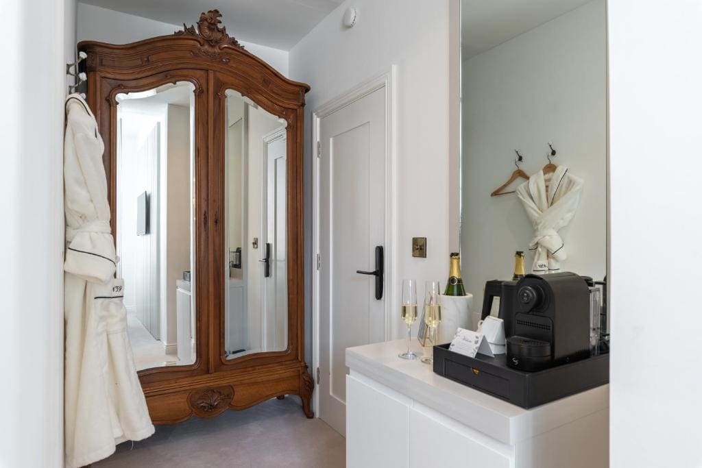 Deluxe King Room room - Image 2