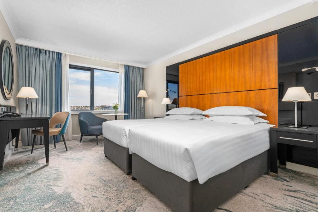 Superior Twin Room with Sea View room - Image 3