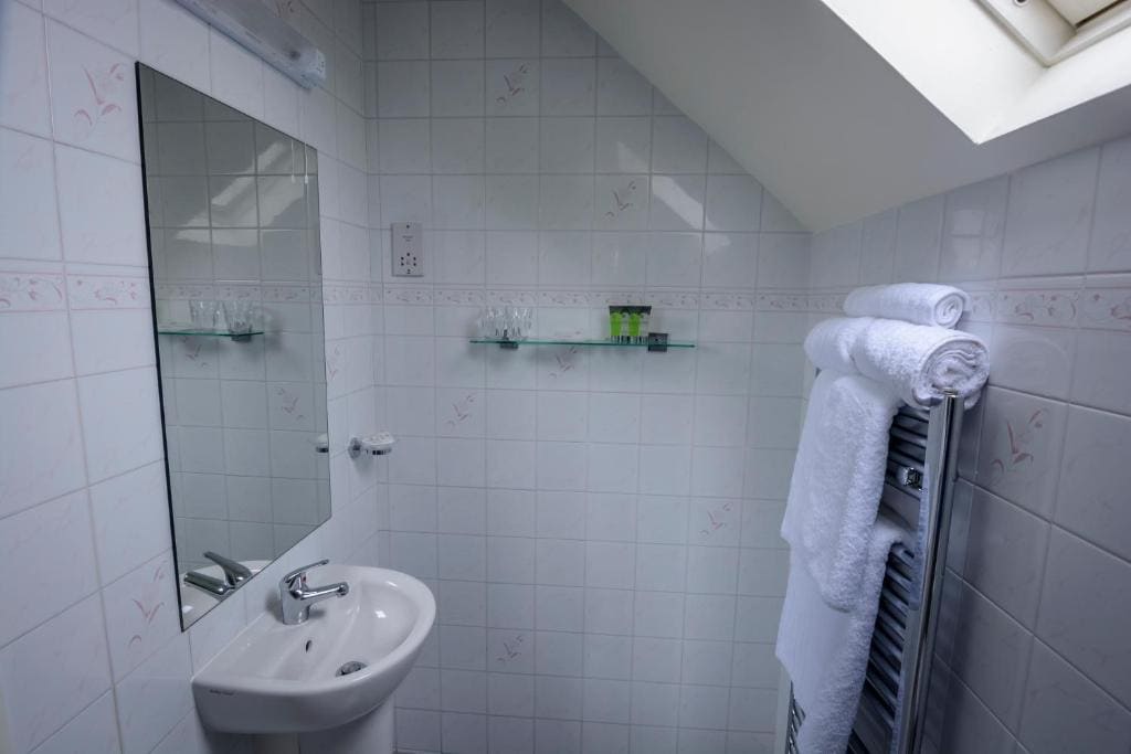 Standard Twin Room room - Image 3