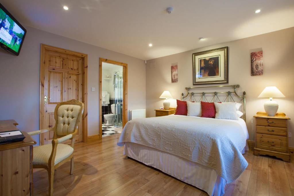 Deluxe Double Room with Side Sea View room - Image 3
