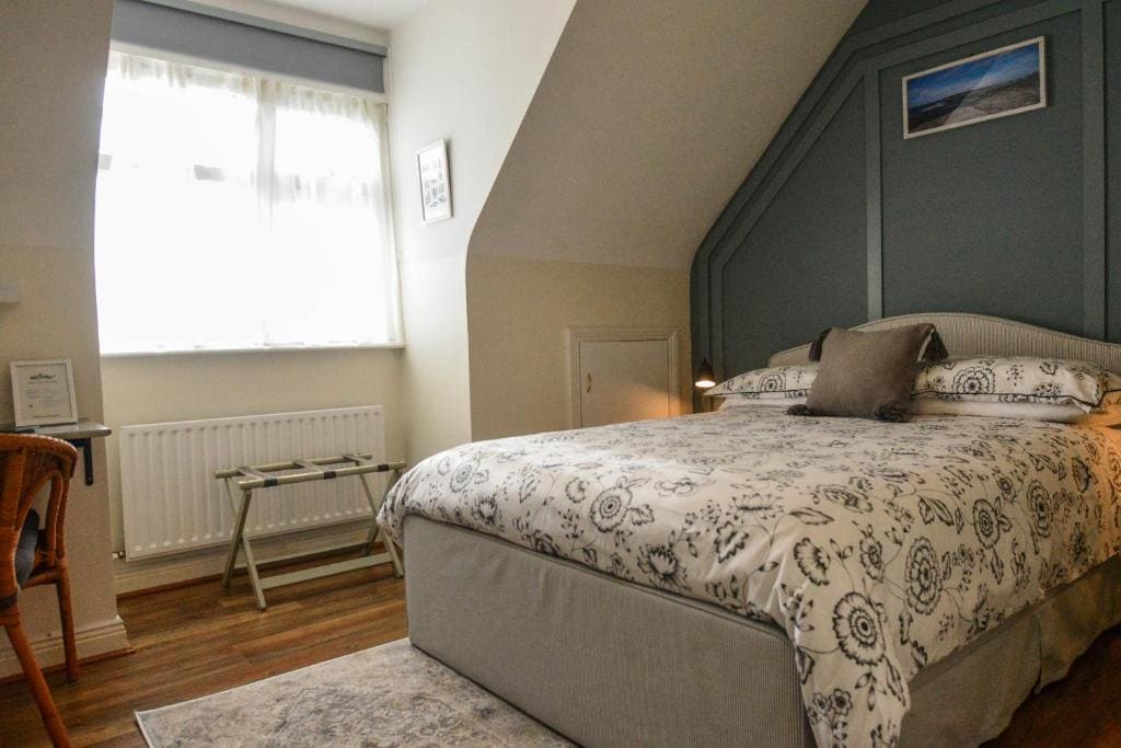 Double Room with Private External Bathroom room - Image 2