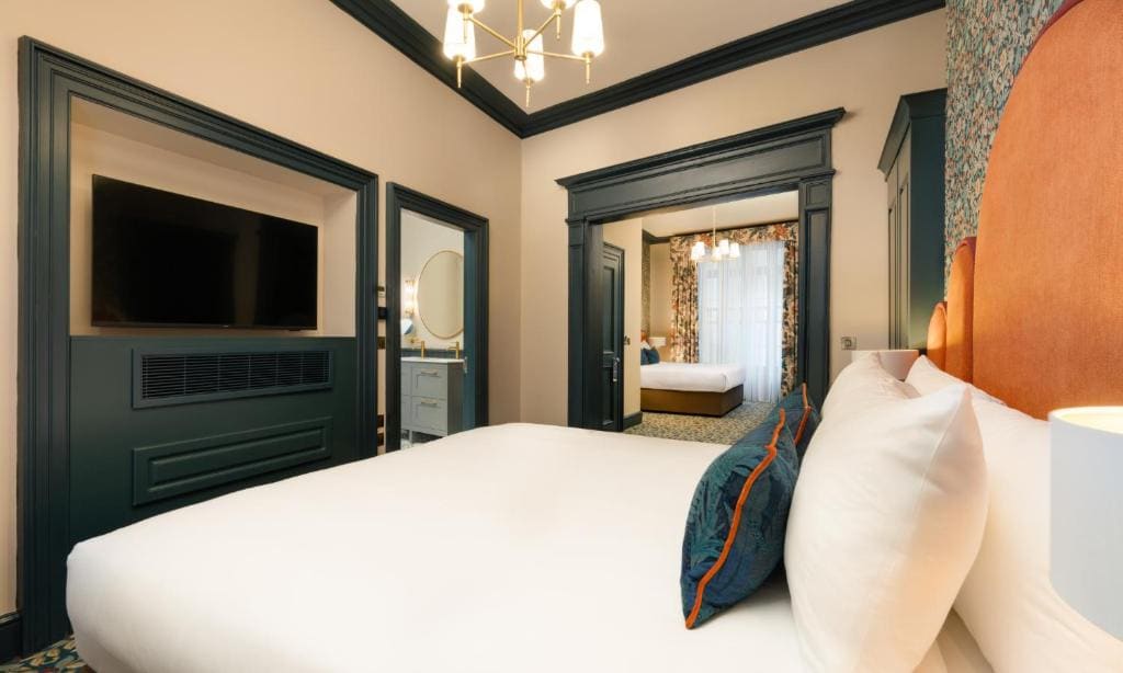 Georgian Family Suite room - Image 3