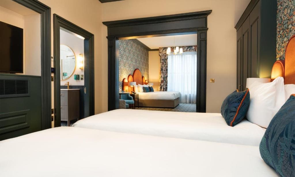 Georgian Family Suite room - Image 2
