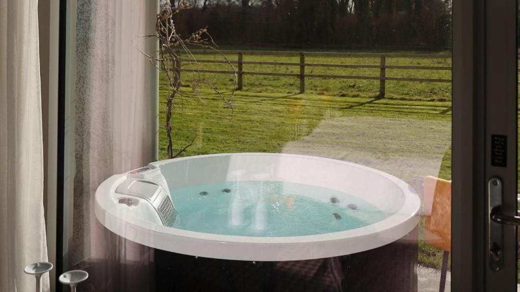 Standard Twin Room with Hot Tub and Paddock View Terrace room - Image 2