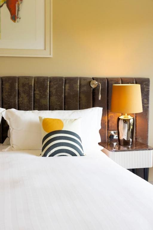 Standard Twin Room with Paddock View and Balcony room - Image 2