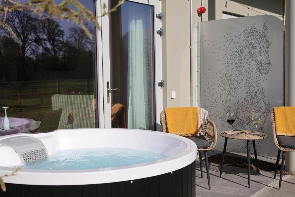 Standard King Room with Hot Tub and Paddock View Terrace room - Image 3