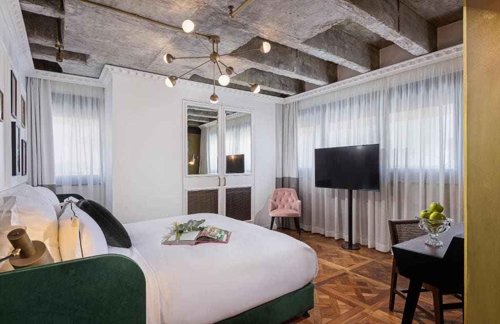 Deluxe Triple Room with City View room - Image 1