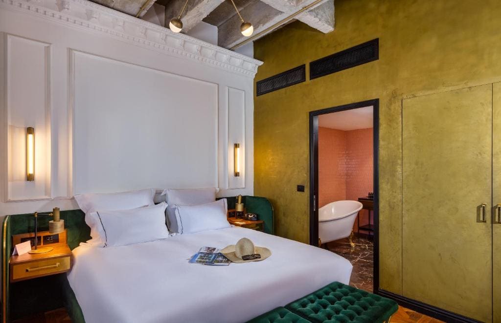 Brown Suite room - Image 1