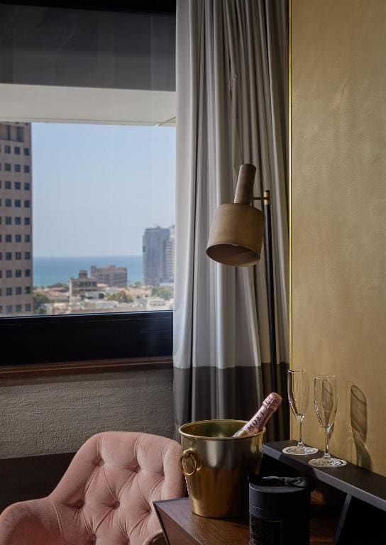 Deluxe Triple Room with City View room - Image 3
