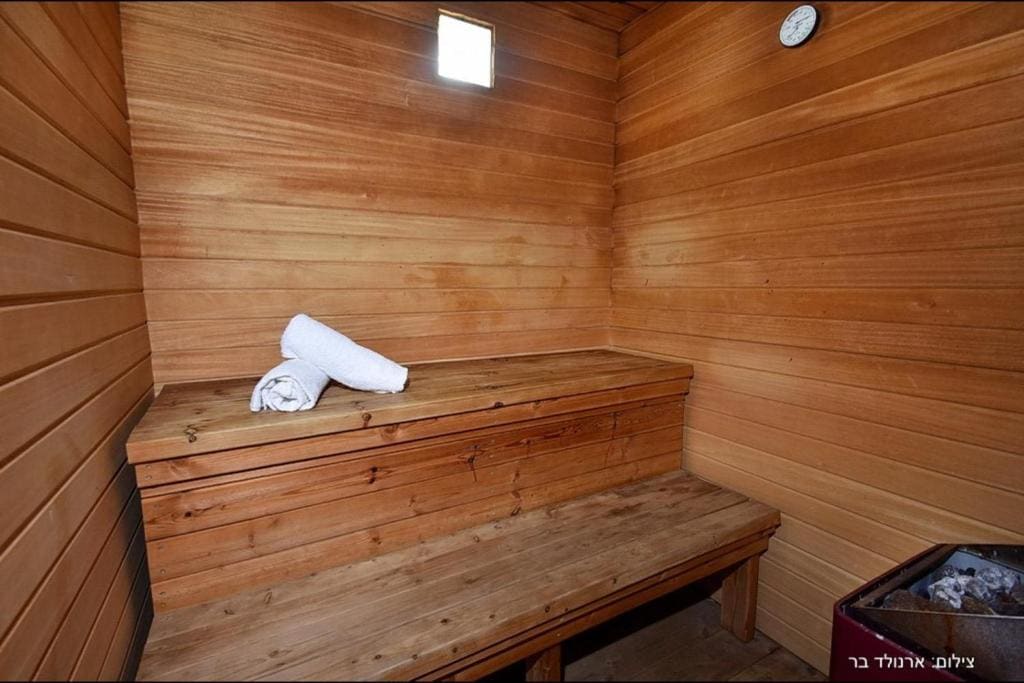 Deluxe Family Room room - Image 2