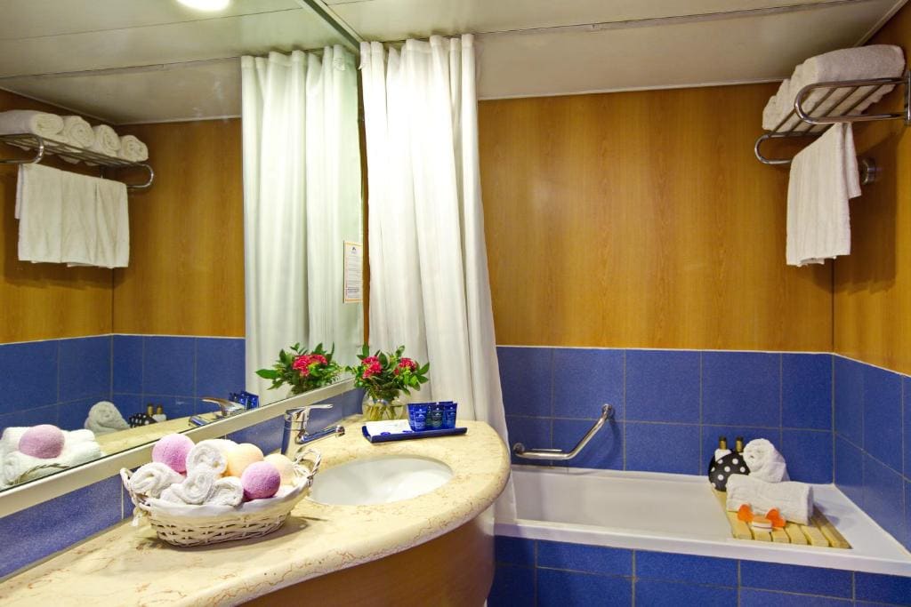 Studio Junior Suite With Balcony And Kitchenette - 40m² - 4 Adult+1 Child room - Image 2