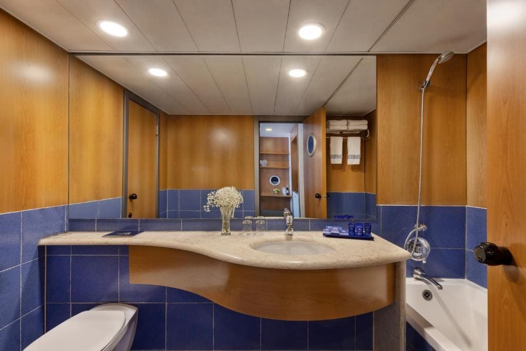 Executive Deluxe Suite - 2 Room, Big Terrace With Hot Tub+Kitchenette - 4 adults + 1 child - 68m² room - Image 2