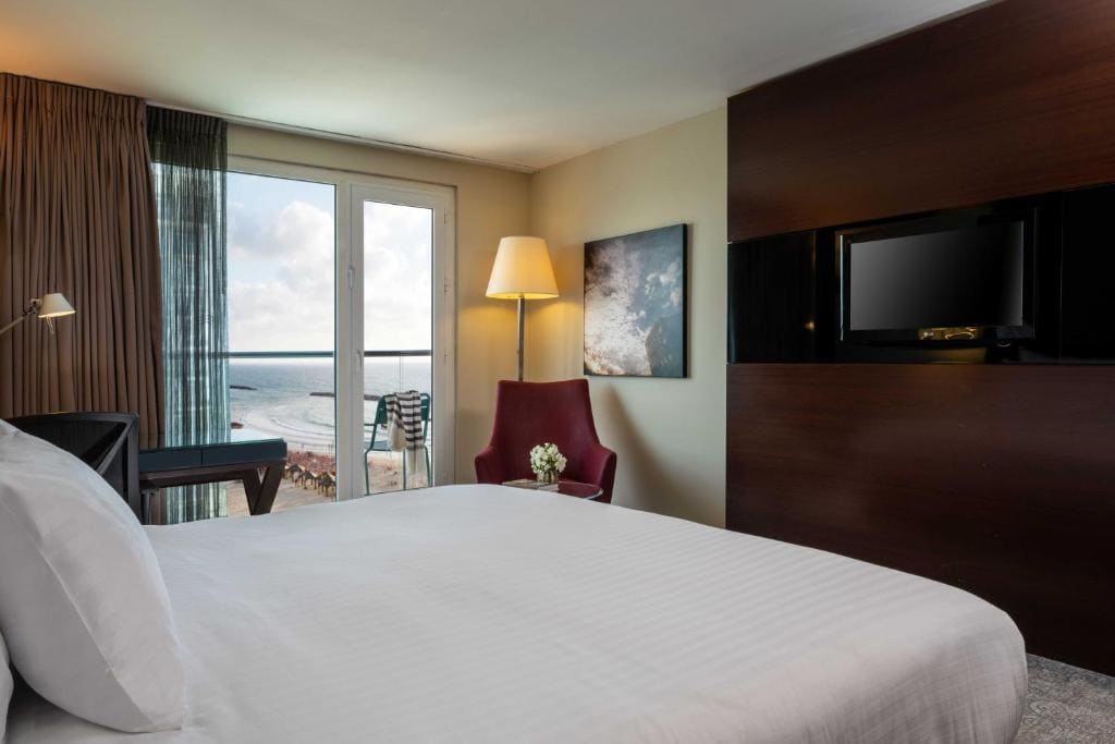 Standard King Room with Lounge Access room - Image 2