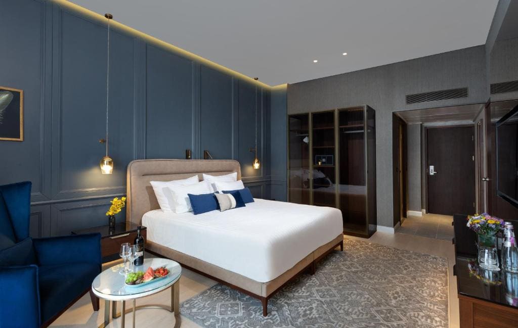 Standard King Room with Lounge Access room - Image 3