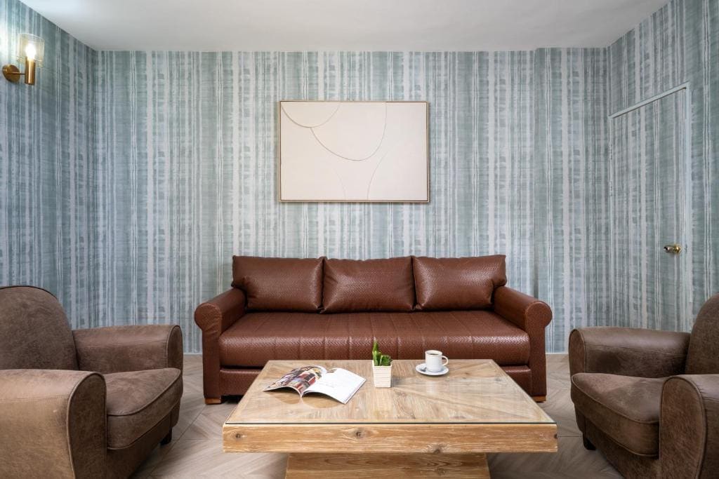 Superior Family Room room - Image 2