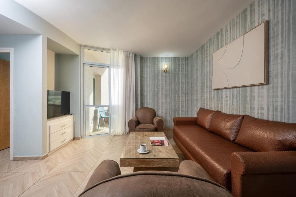 Superior Family Room room - Image 3