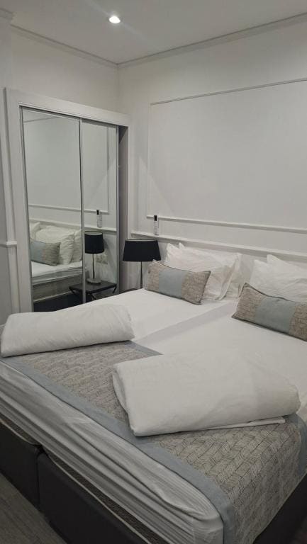 One-Bedroom Suite room - Image 1