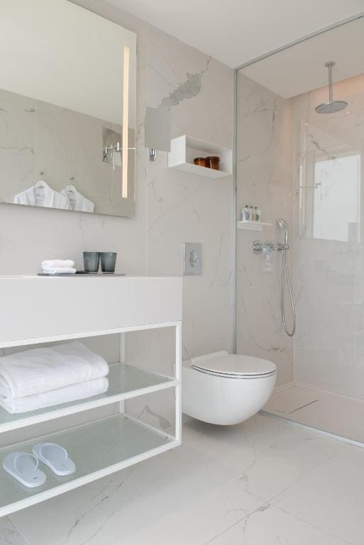 Deluxe Double Room with Standing Balcony room - Image 3
