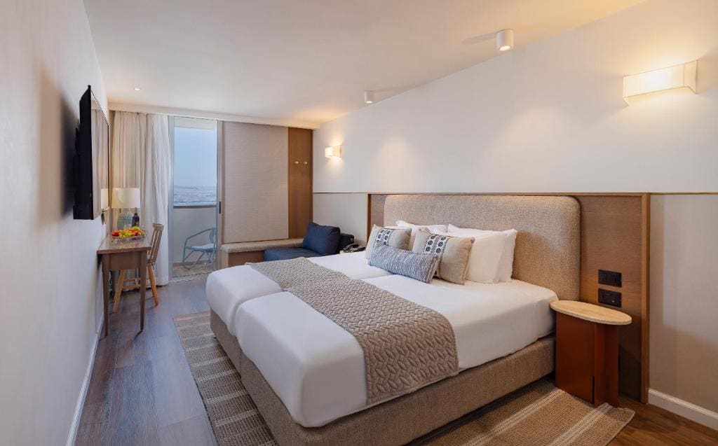 Deluxe High Floor with Balcony and Lake View room - Image 2