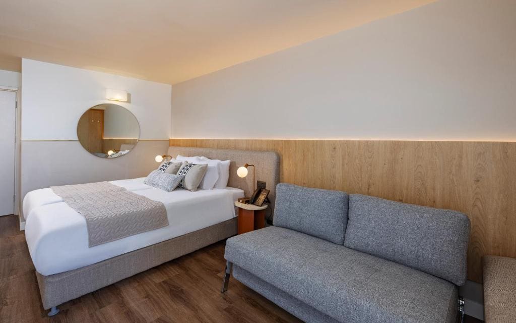 Deluxe Twin Room room - Image 2