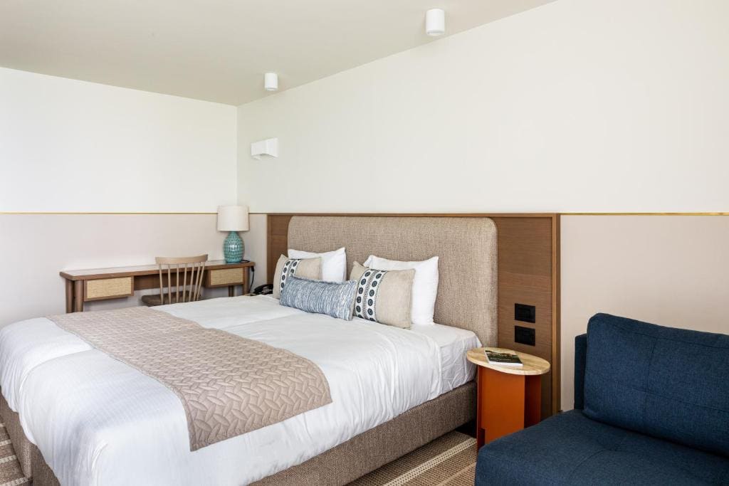 Deluxe High Floor with Balcony and Lake View room - Image 3