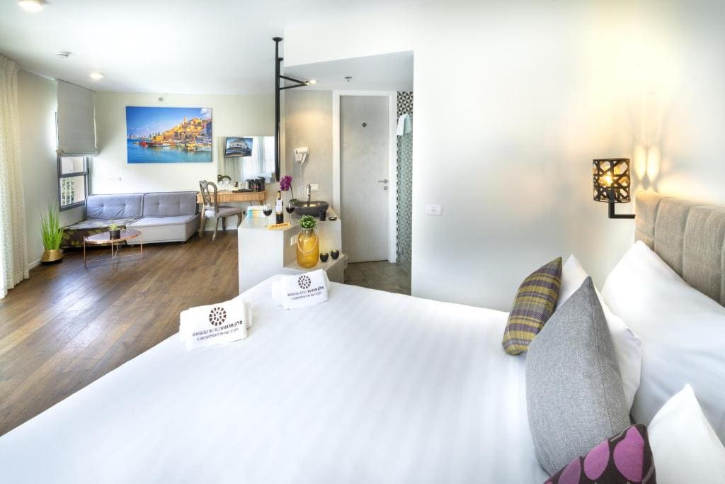 Deluxe Room with Balcony room - Image 3