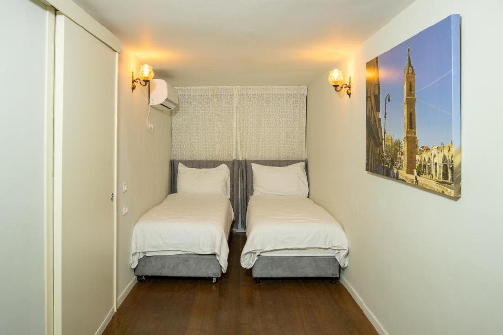 Family Room with Balcony room - Image 2