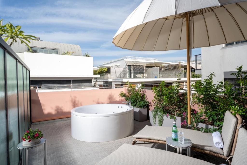 Roof Top Jacuzzi Suite room - Image 2
