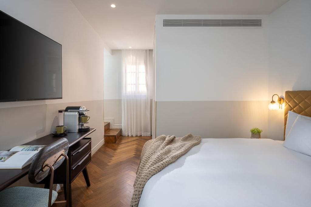 Boutique Rooftop Jacuzzi room - Image 3