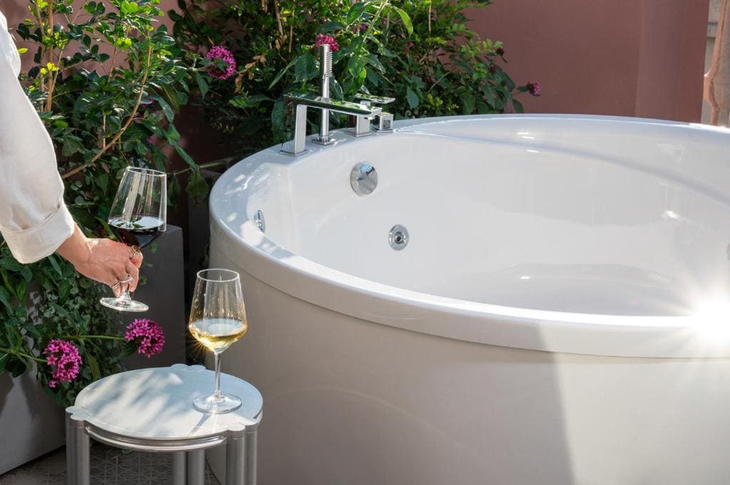 Boutique Rooftop Jacuzzi room - Image 2