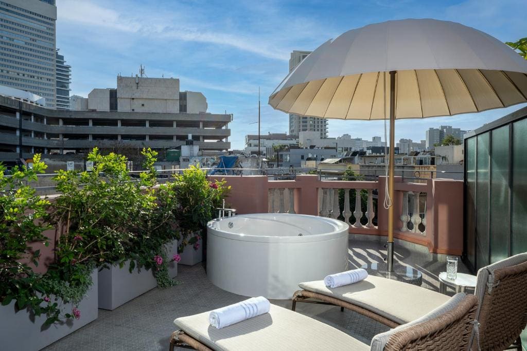 Boutique Rooftop Jacuzzi room - Image 1
