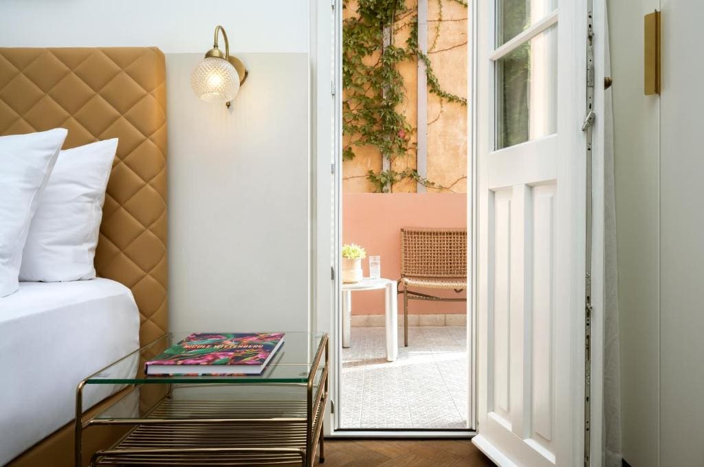 Deluxe Room with Balcony room - Image 2