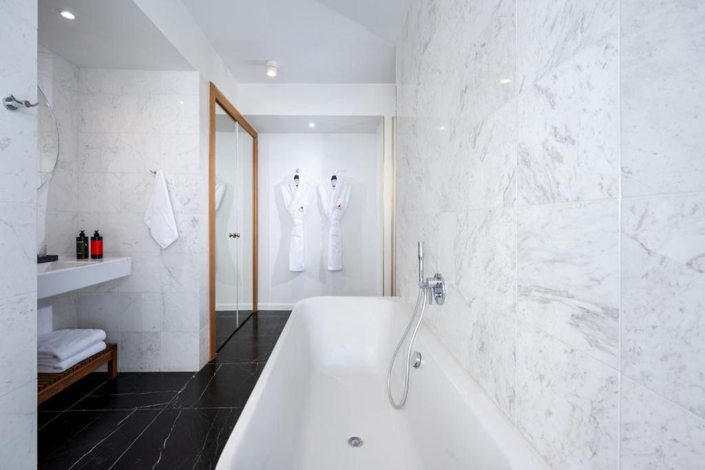 Roof Top Jacuzzi Suite room - Image 3