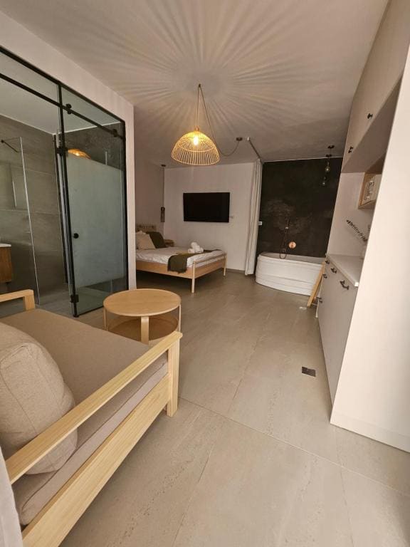 Suite with Hot Tub room - Image 1