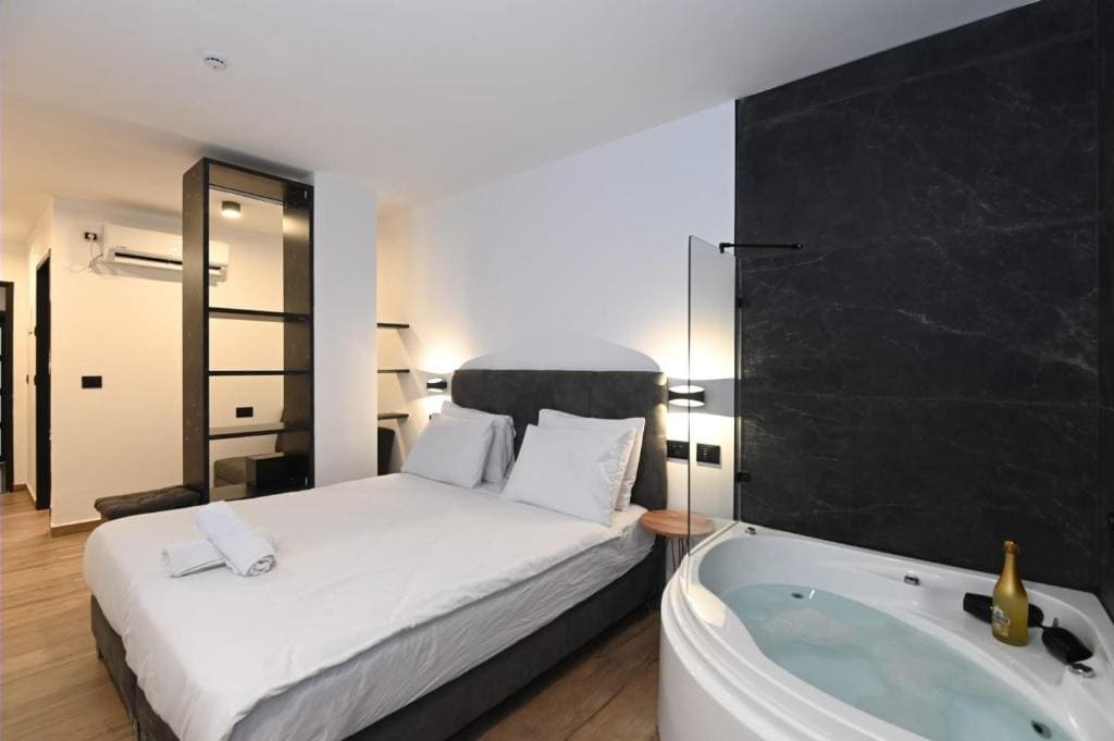 Suite with Hot Tub room - Image 3
