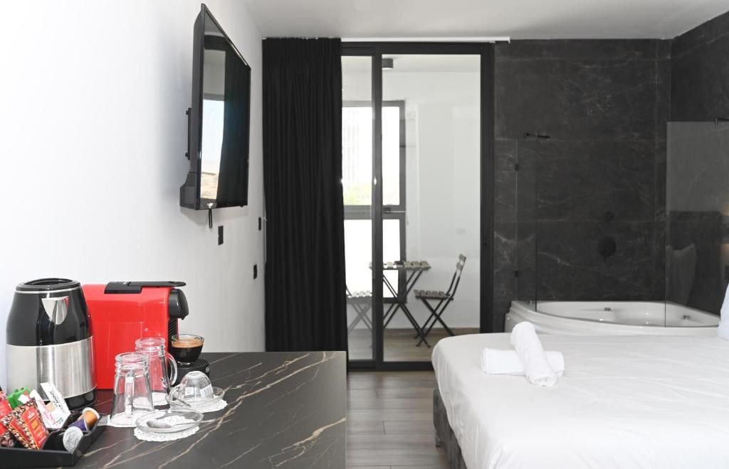 Suite with Hot Tub room - Image 2