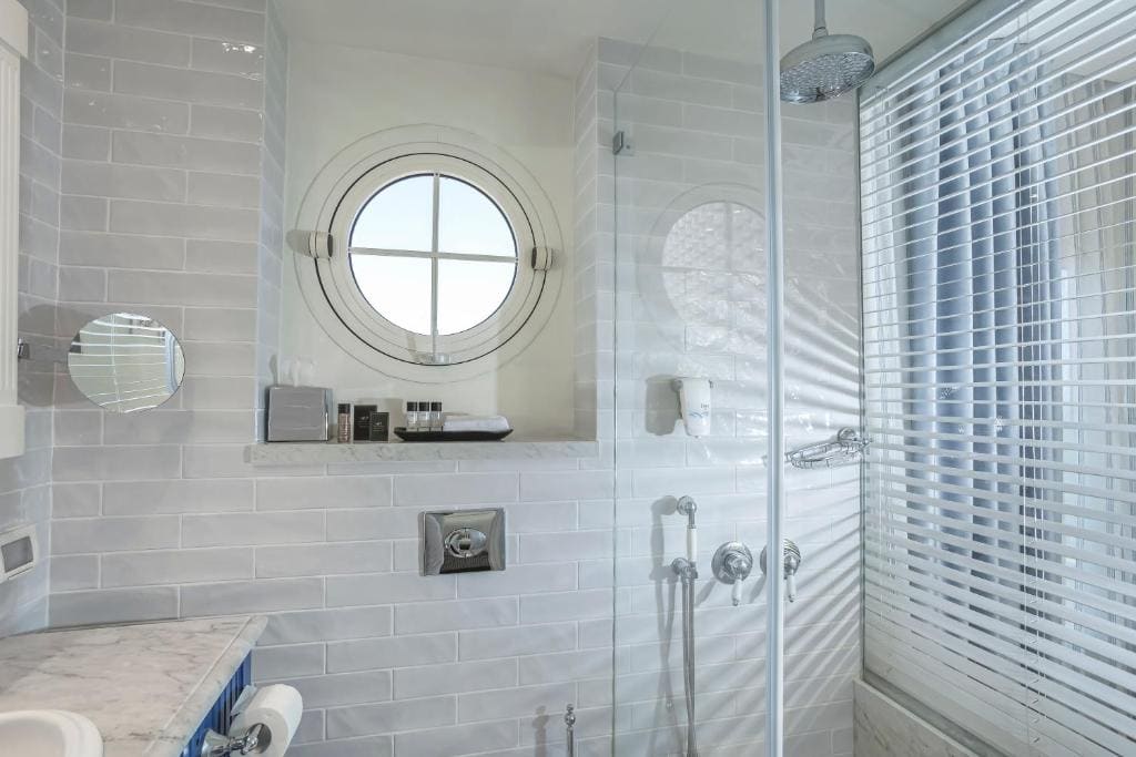 Superior Double Room with Private Spa Bath room - Image 3
