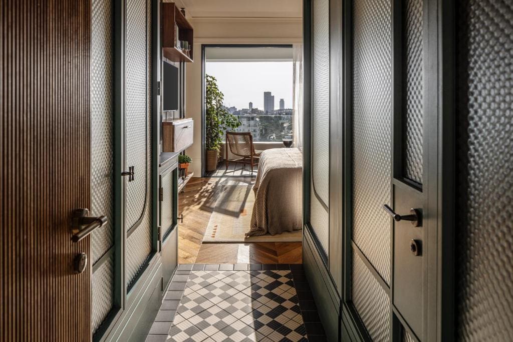 Queen Room with Balcony room - Image 3