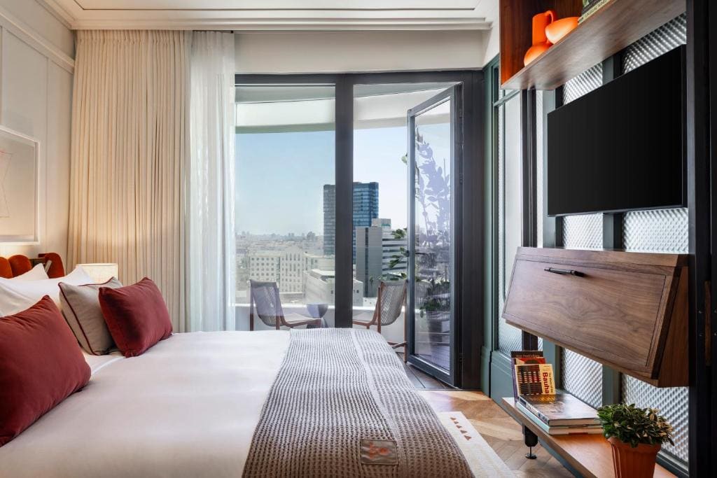 Double Room with Balcony room - Image 2