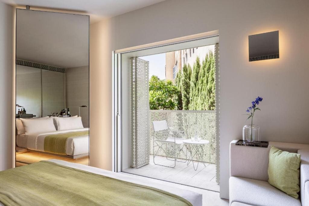 Deluxe Room With Balcony room - Image 2