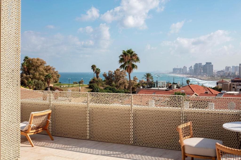 Executive Poolside, Larger Guest room, 1 King, Poolside view room - Image 3